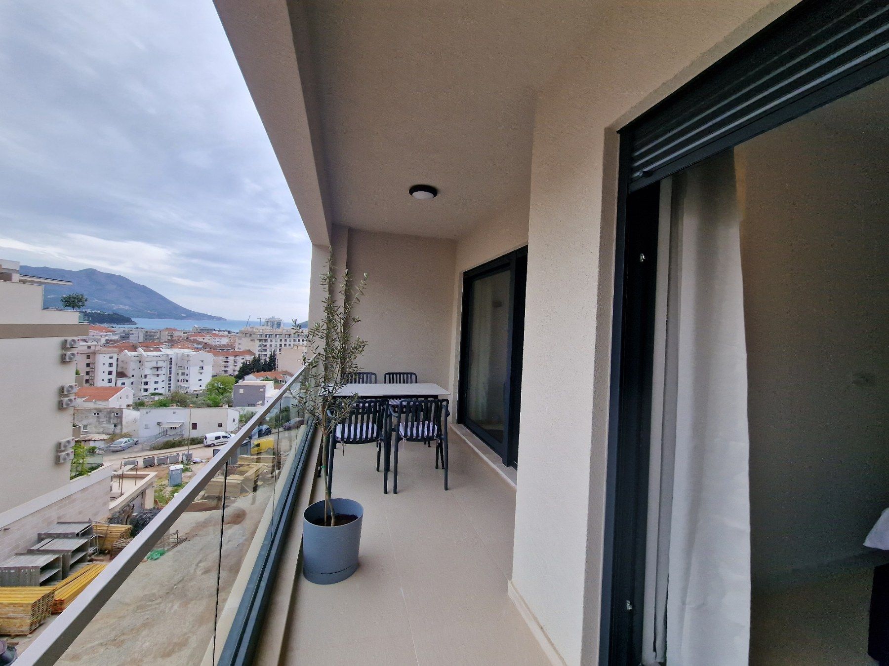 amforaproperty.com/Dubovica Lux, Budva-Nov luksusno opremljen jednosoban stan 50m2 sa pogledom na more  (NA DUZI PERIOD)