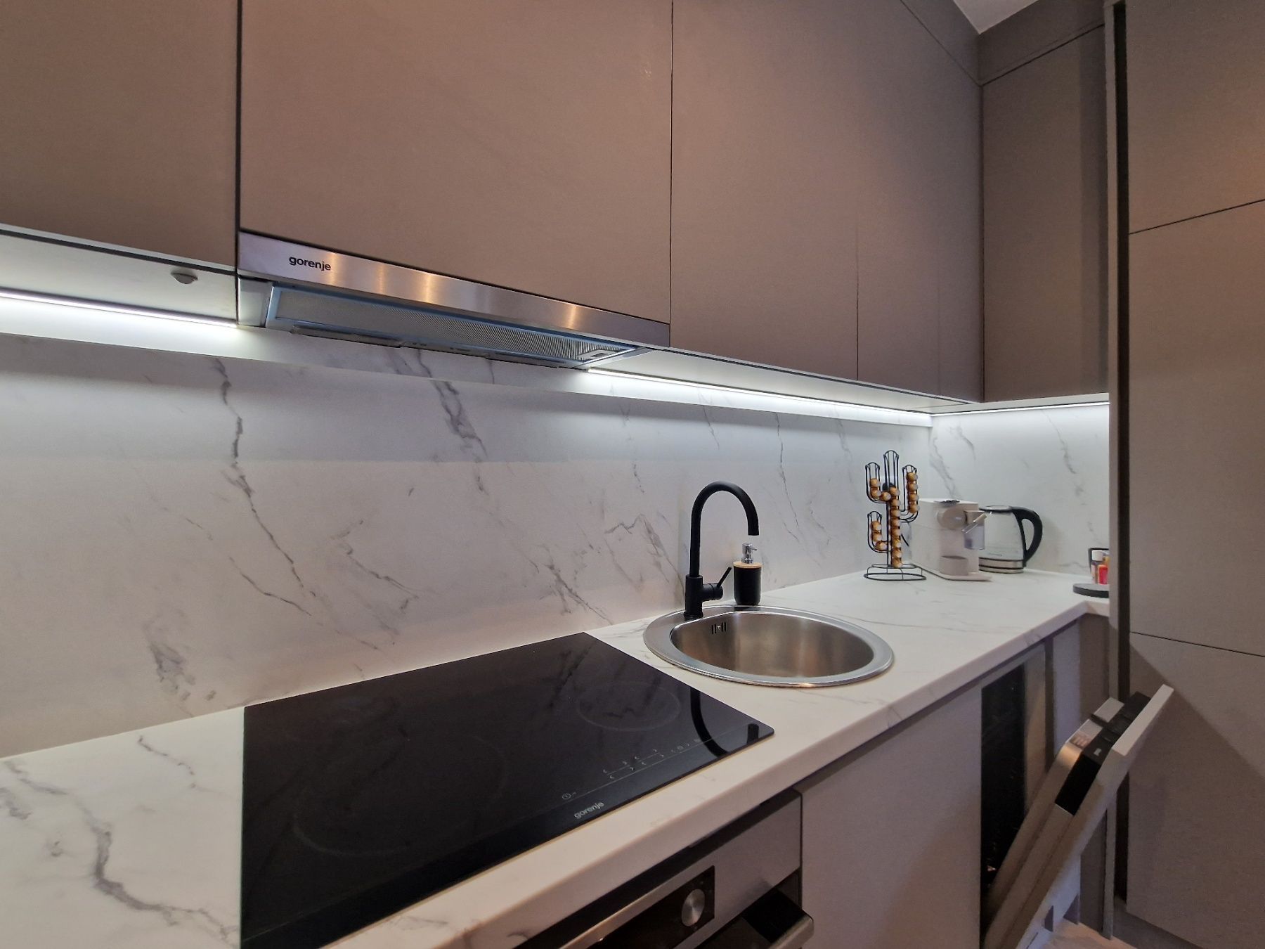amforaproperty.com/Dubovica Lux, Budva-Nov luksusno opremljen jednosoban stan 50m2 sa pogledom na more  (NA DUZI PERIOD)