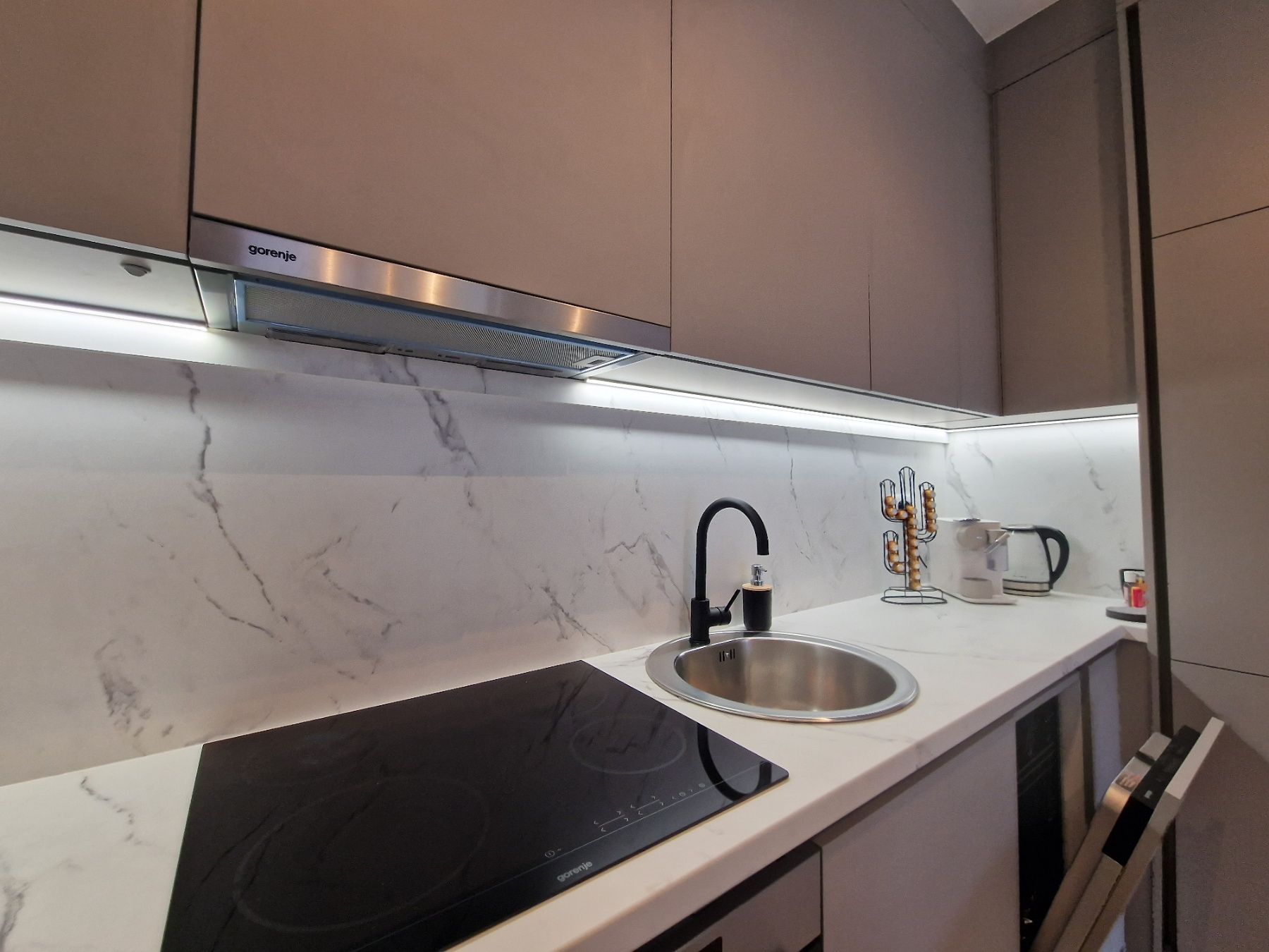 amforaproperty.com/Dubovica Lux, Budva-Nov luksusno opremljen jednosoban stan 50m2 sa pogledom na more  (NA DUZI PERIOD)