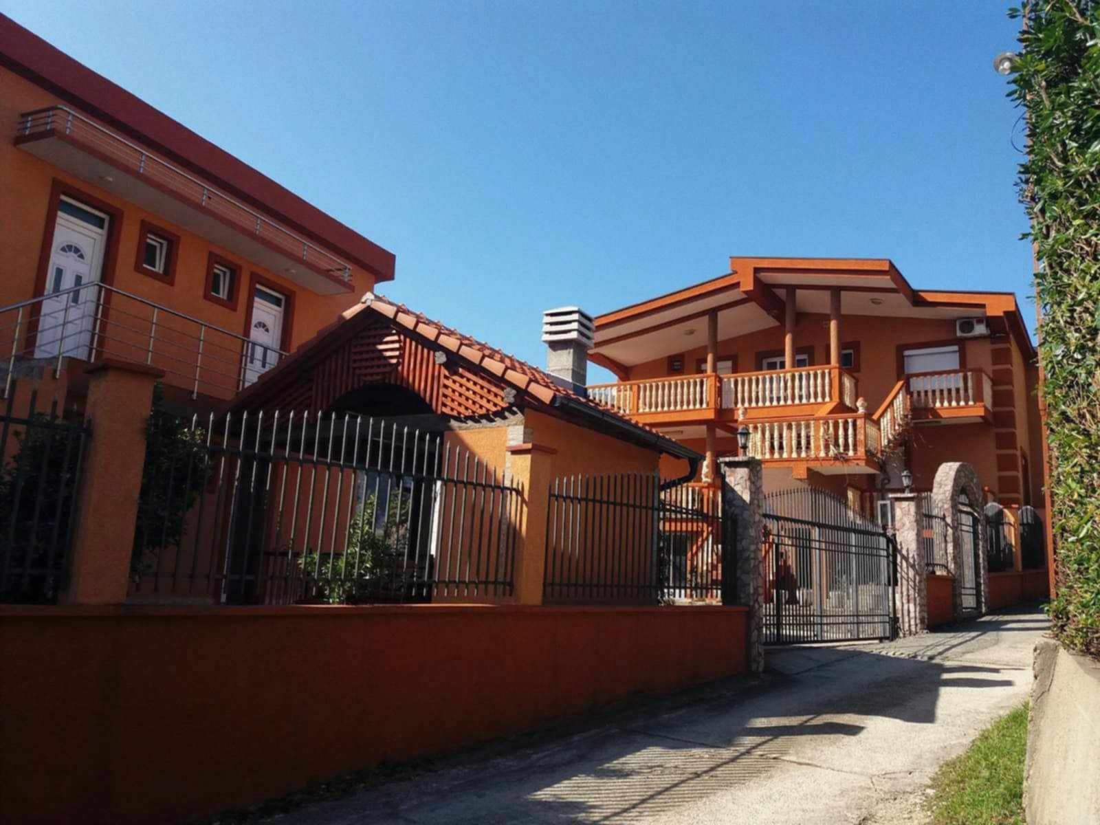 amforaproperty.com/Ekskluzivno imanje od 950 m² sa dve kuće (610 m²), mini marketom, 15 parking mesta i brojnim sadržajima – Sutomore