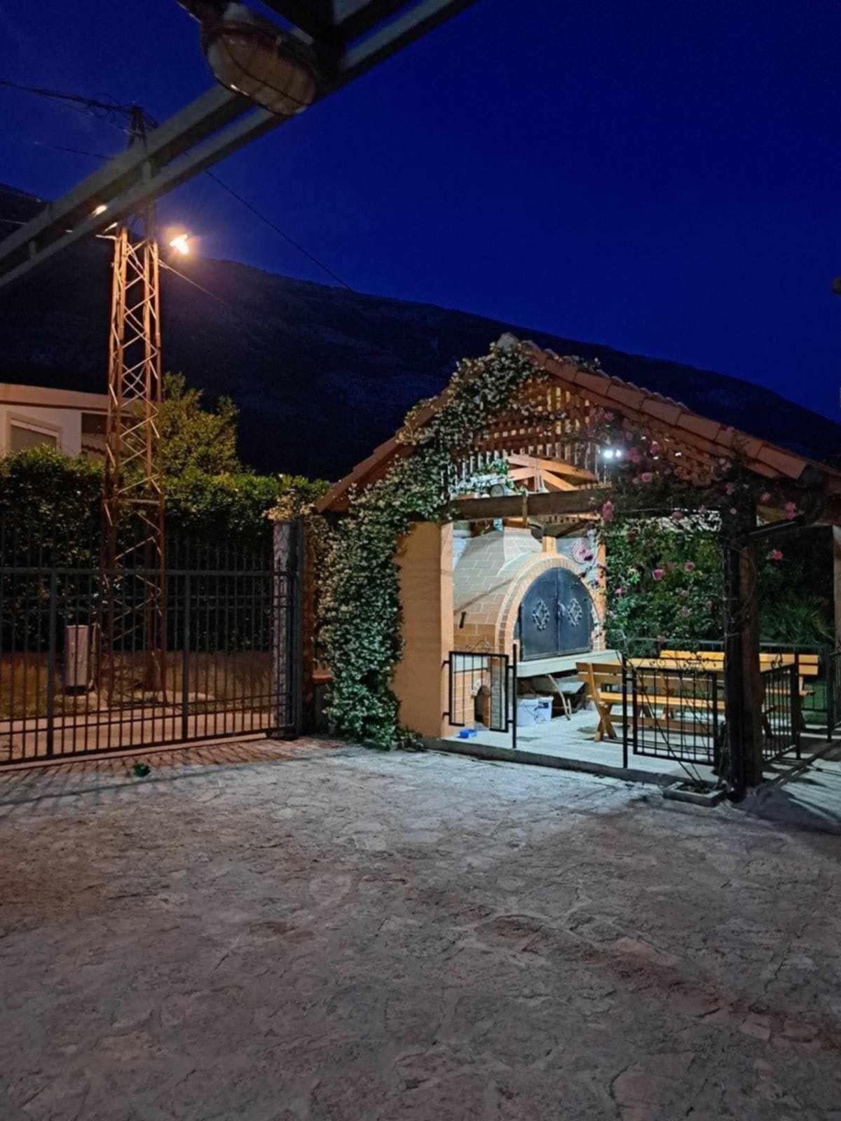 amforaproperty.com/Ekskluzivno imanje od 950 m² sa dve kuće (610 m²), mini marketom, 15 parking mesta i brojnim sadržajima – Sutomore