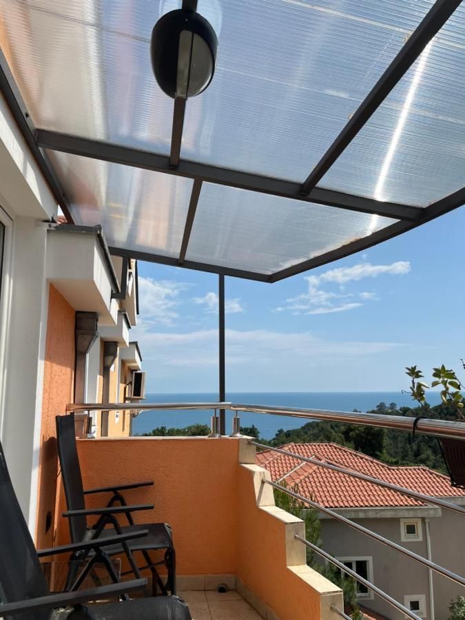 amfora/Moderno opremljena garsonjera 26m2 sa pogledom na more,Petrovac (NA DUZI PERIOD)