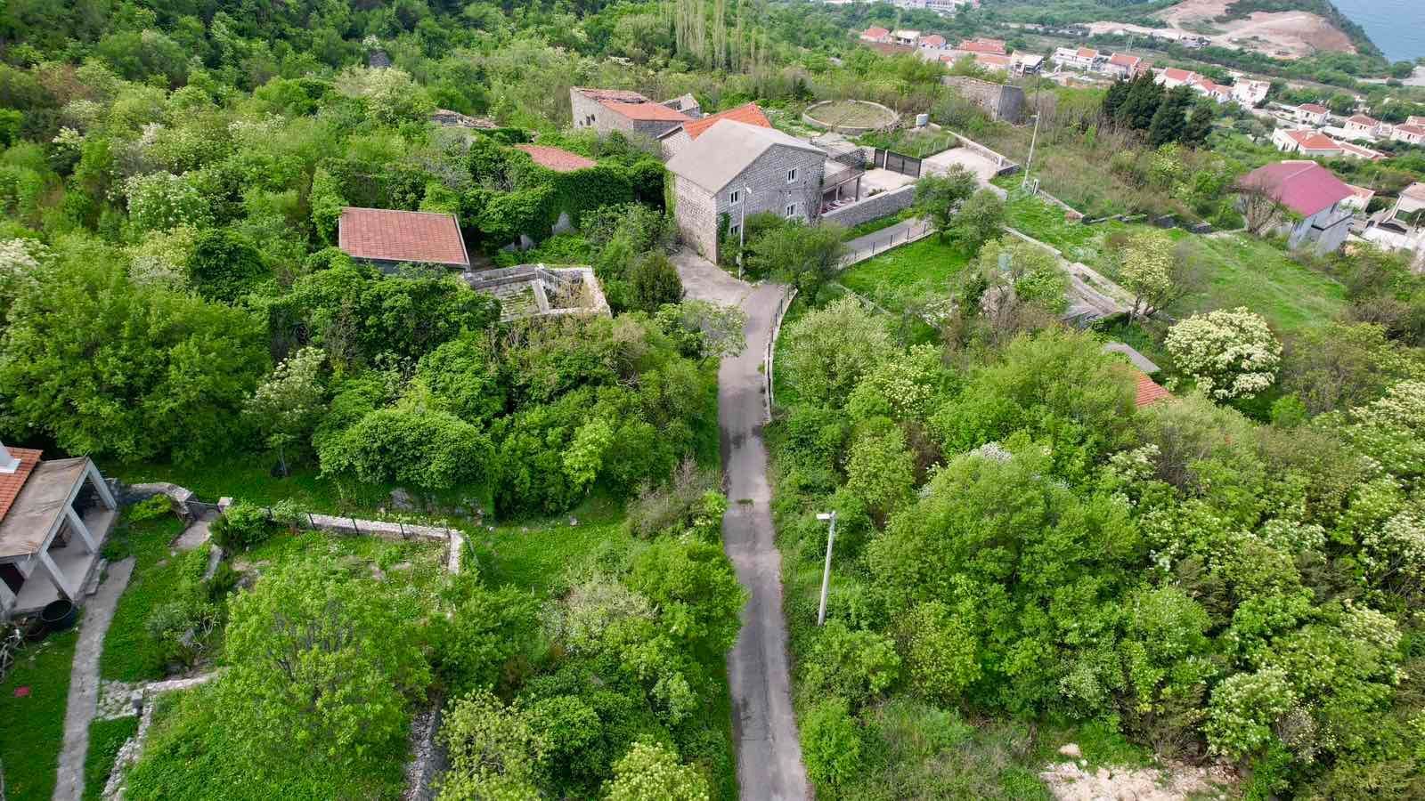 amforaproperty.com/Urbanizovan plac 280m2 sa panoramskim pogledom na more – Blizikuće, Budva