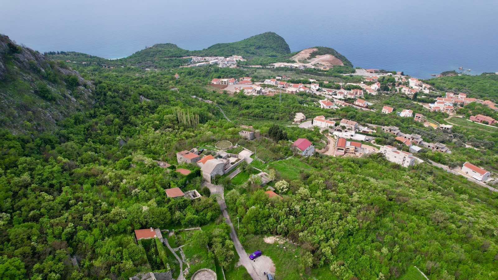 amforaproperty.com/Urbanizovan plac 280m2 sa panoramskim pogledom na more – Blizikuće, Budva