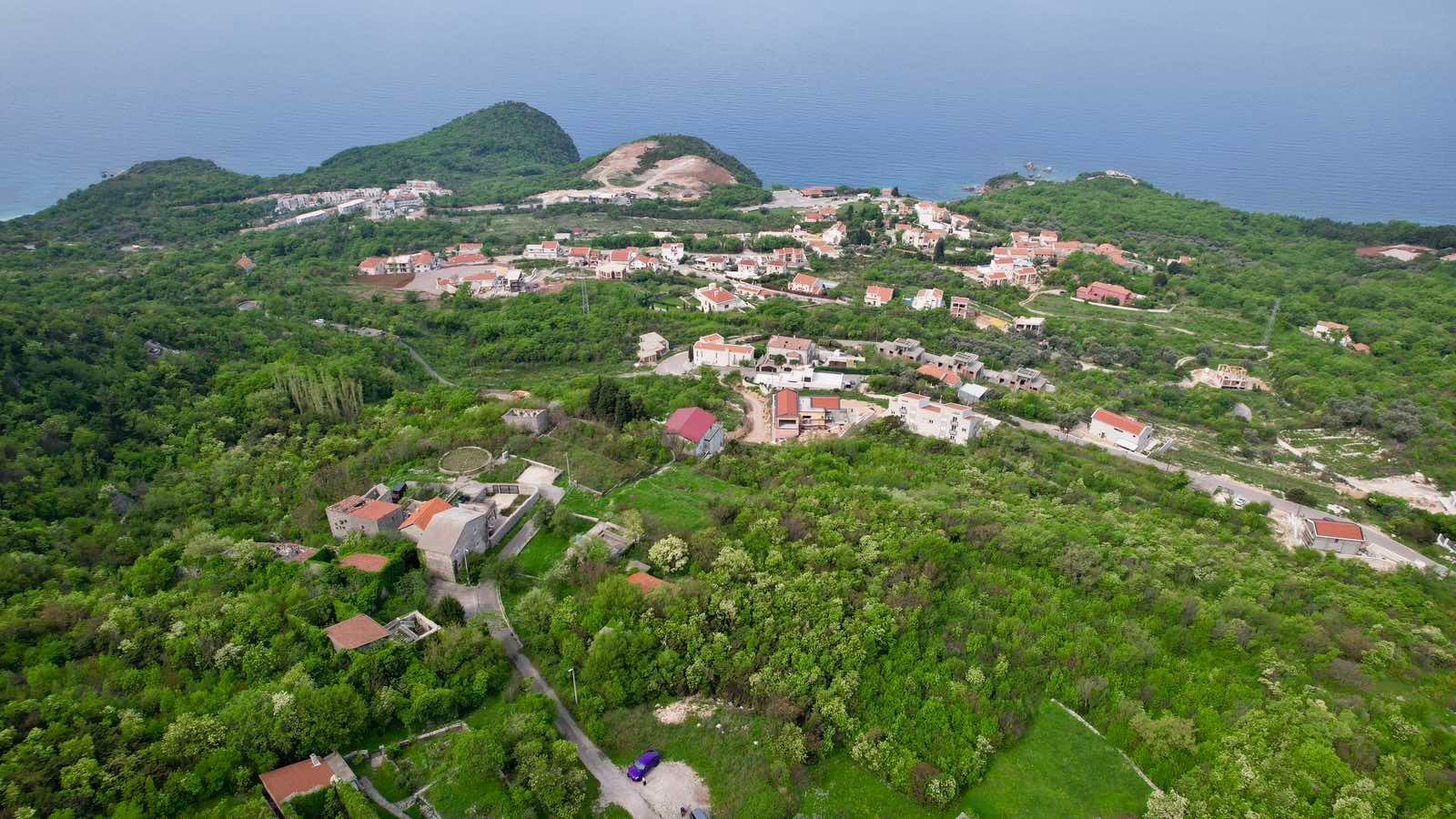 amforaproperty.com/Urbanizovan plac 280m2 sa panoramskim pogledom na more – Blizikuće, Budva