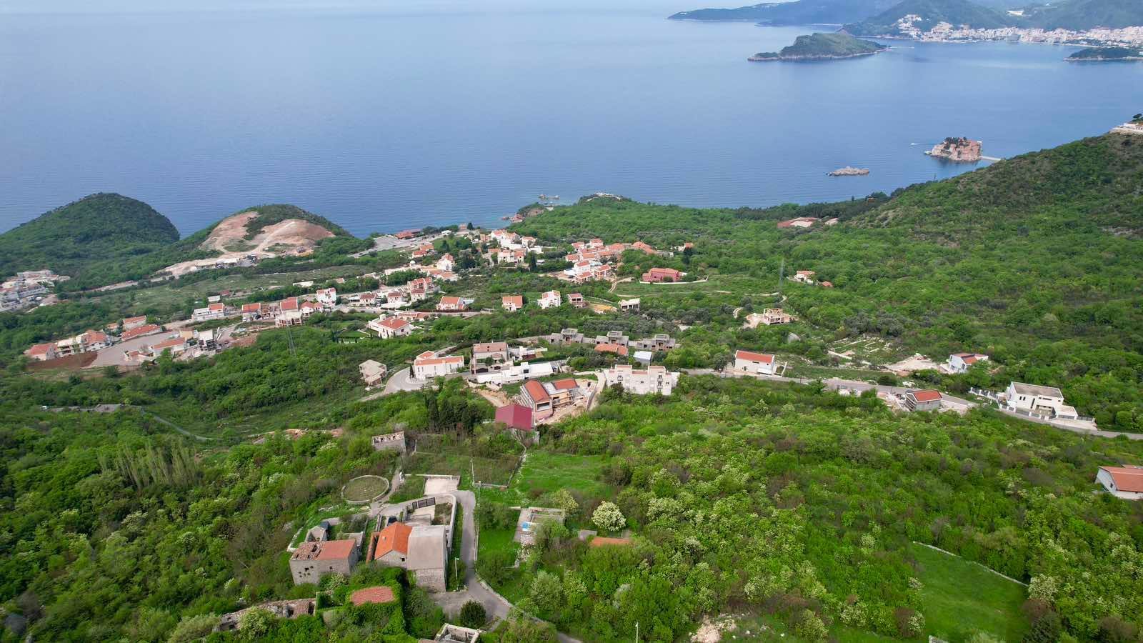 amforaproperty.com/Urbanizovan plac 280m2 sa panoramskim pogledom na more – Blizikuće, Budva