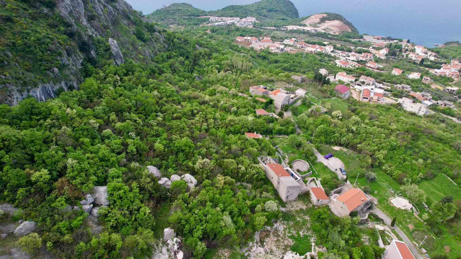 amforaproperty.com/Urbanizovan plac 280m2 sa panoramskim pogledom na more – Blizikuće, Budva