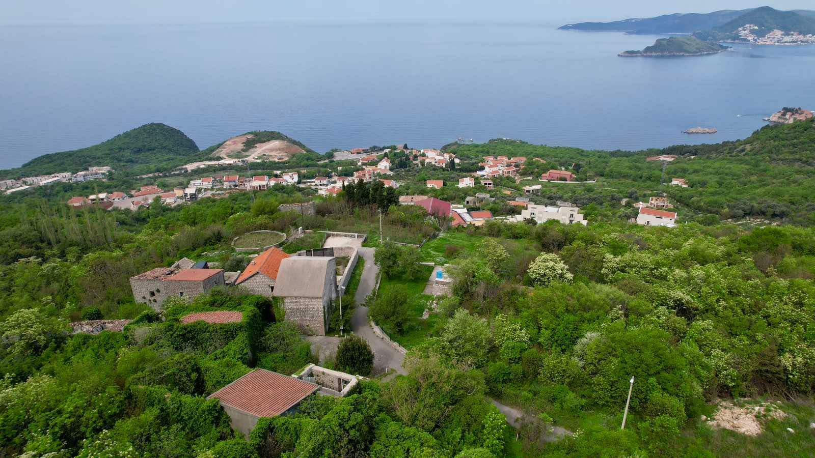 amforaproperty.com/Urbanizovan plac 280m2 sa panoramskim pogledom na more – Blizikuće, Budva
