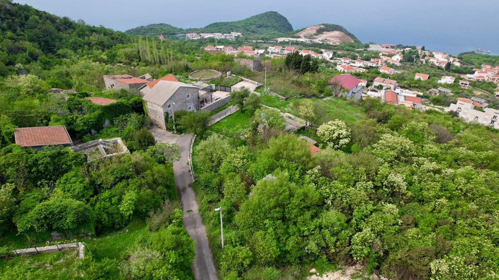 amforaproperty.com/Urbanizovan plac 280m2 sa panoramskim pogledom na more – Blizikuće, Budva
