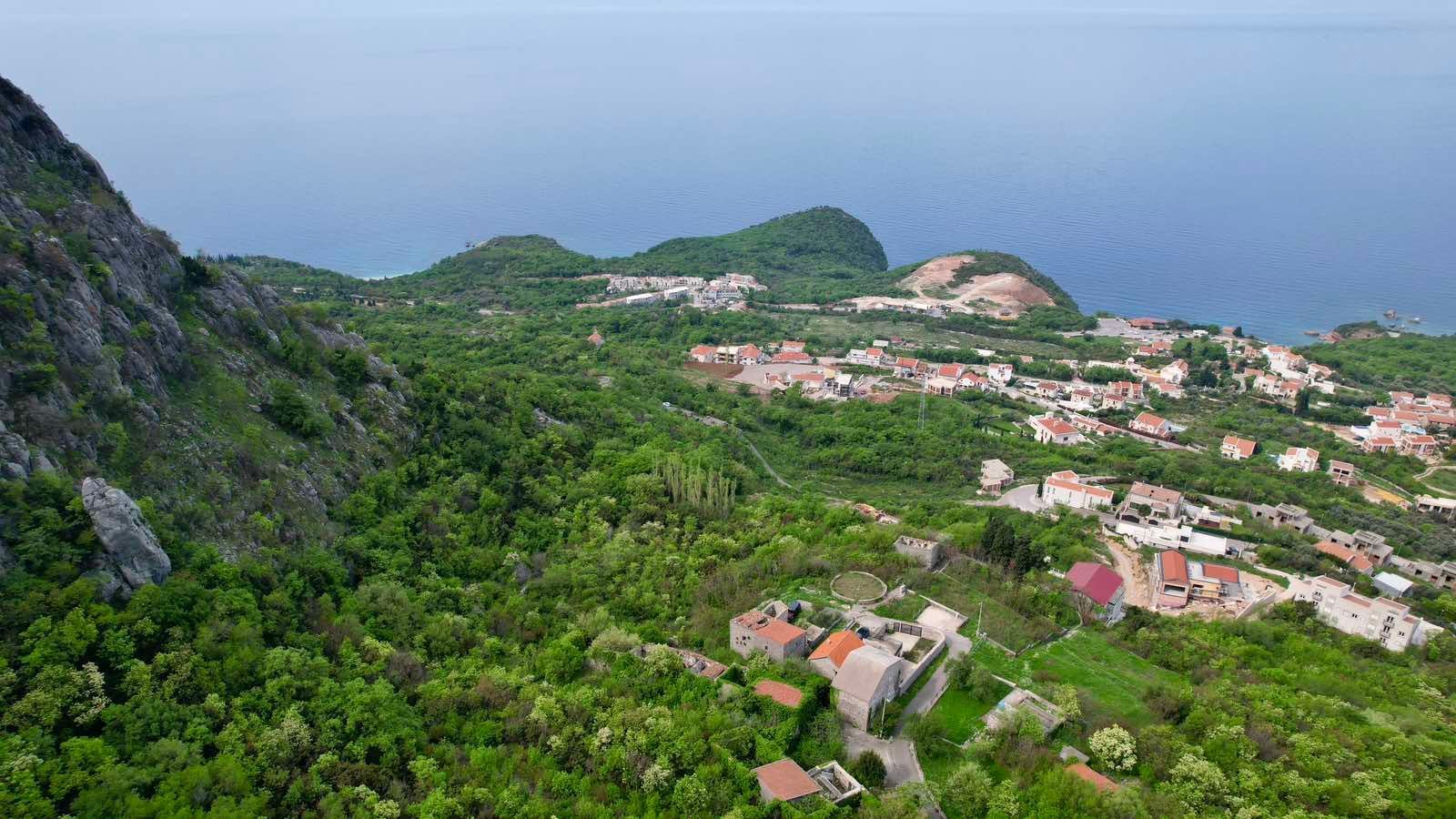 amforaproperty.com/Urbanizovan plac 280m2 sa panoramskim pogledom na more – Blizikuće, Budva