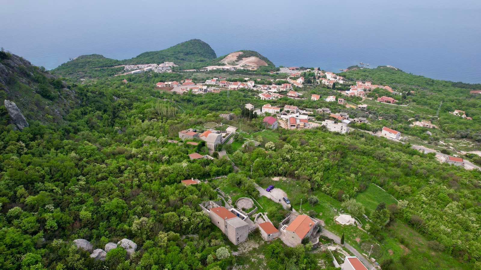 amforaproperty.com/Urbanizovan plac 280m2 sa panoramskim pogledom na more – Blizikuće, Budva