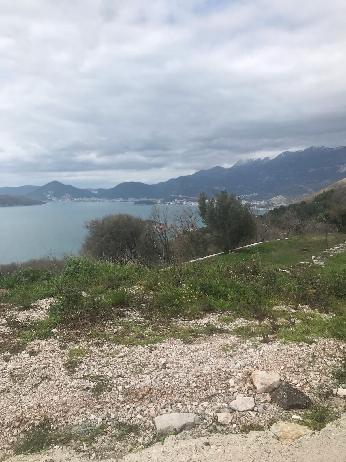 amforaproperty.com/Urbanizovan plac 250m2 sa panoramskim pogledom na more – Blizikuće, Budva