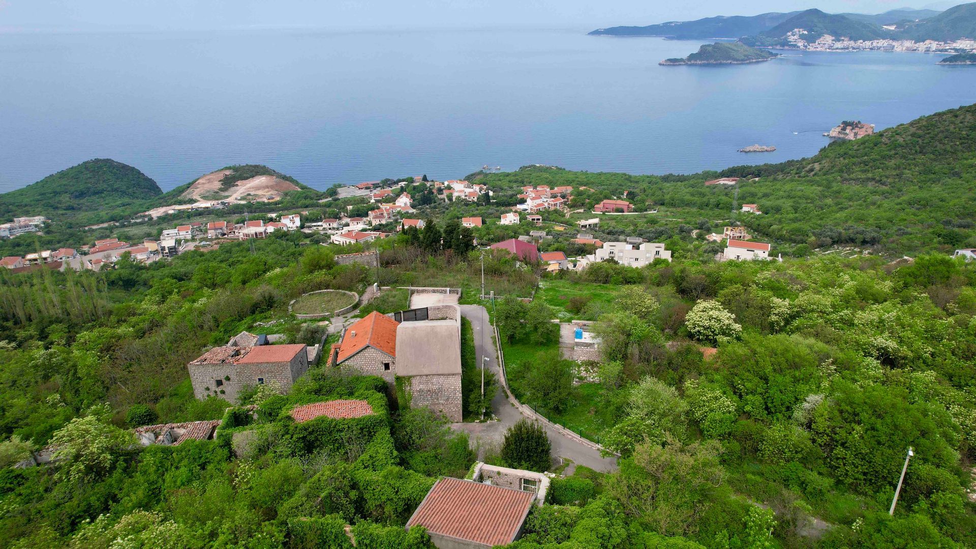 amforaproperty.com/Urbanizovan plac 280m2 sa panoramskim pogledom na more – Blizikuće, Budva