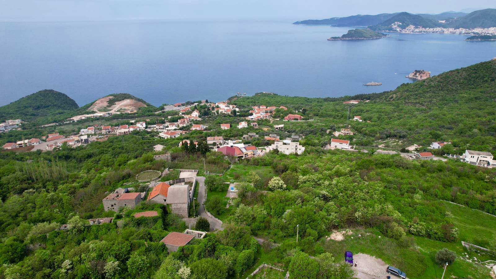 amforaproperty.com/Urbanizovan plac 280m2 sa panoramskim pogledom na more – Blizikuće, Budva