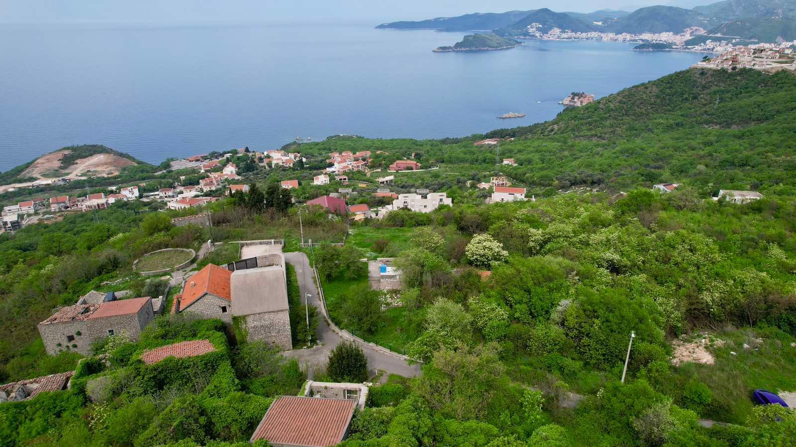amforaproperty.com/Urbanizovan plac 280m2 sa panoramskim pogledom na more – Blizikuće, Budva
