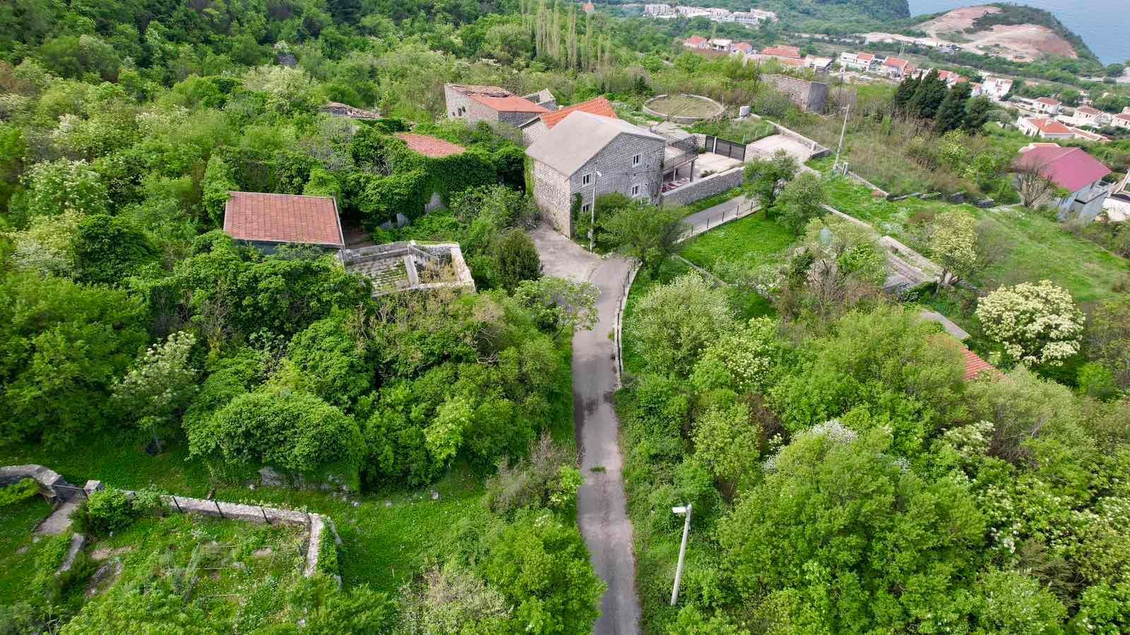 amforaproperty.com/Urbanizovan plac 280m2 sa panoramskim pogledom na more – Blizikuće, Budva