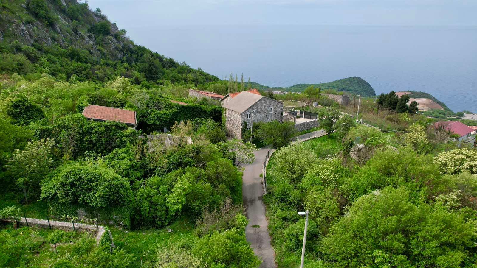 amforaproperty.com/Urbanizovan plac 280m2 sa panoramskim pogledom na more – Blizikuće, Budva