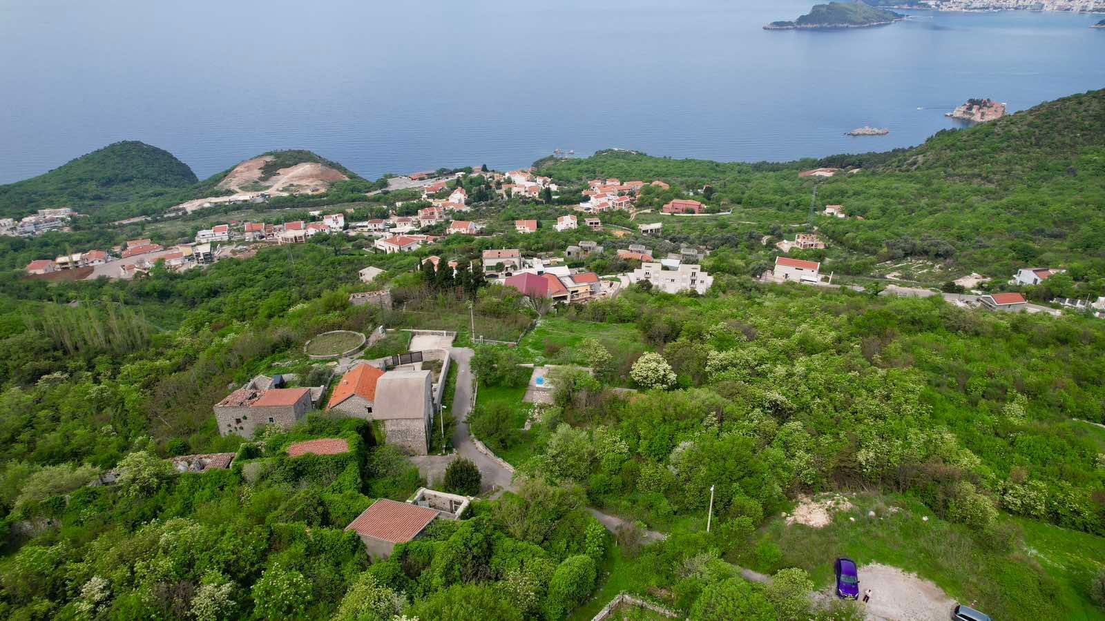 amforaproperty.com/Urbanizovan plac 280m2 sa panoramskim pogledom na more – Blizikuće, Budva