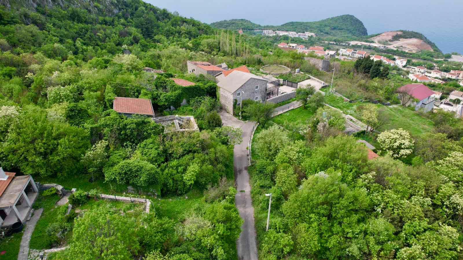 amforaproperty.com/Urbanizovan plac 280m2 sa panoramskim pogledom na more – Blizikuće, Budva