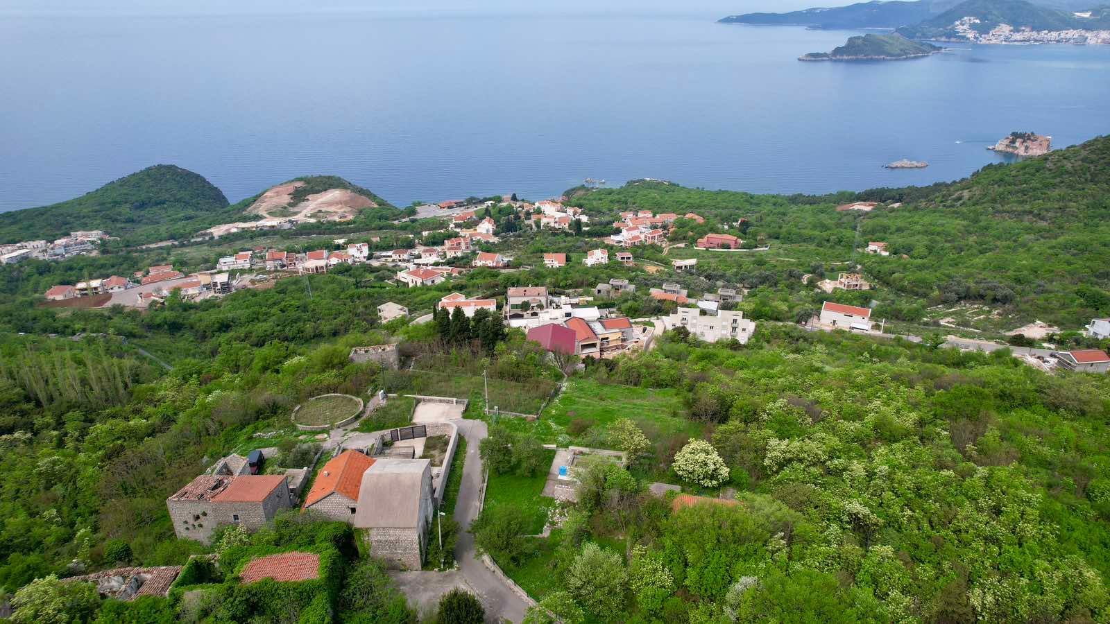 amforaproperty.com/Urbanizovan plac 280m2 sa panoramskim pogledom na more – Blizikuće, Budva