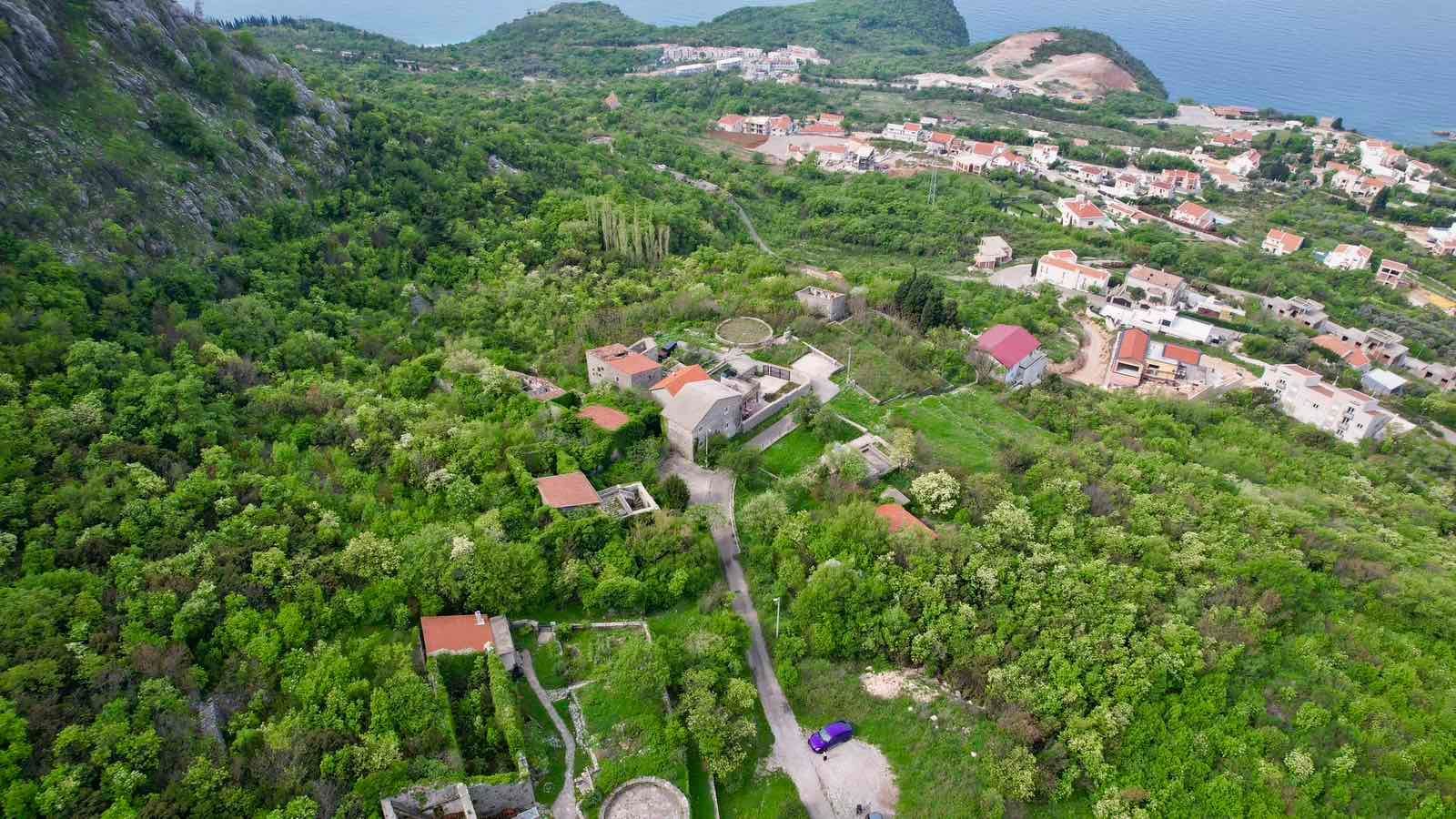 amforaproperty.com/Urbanizovan plac 280m2 sa panoramskim pogledom na more – Blizikuće, Budva