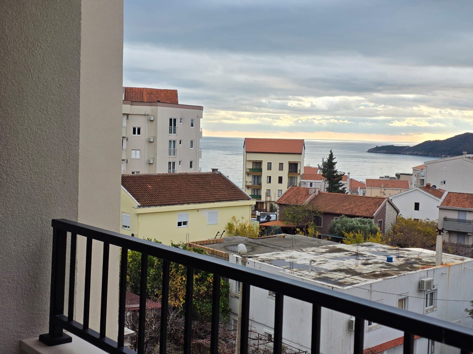 Prodaja – Nov jednosoban stan 43 m² sa pogledom na more i garaznim mestom, Bečići - Amfora Real Estate