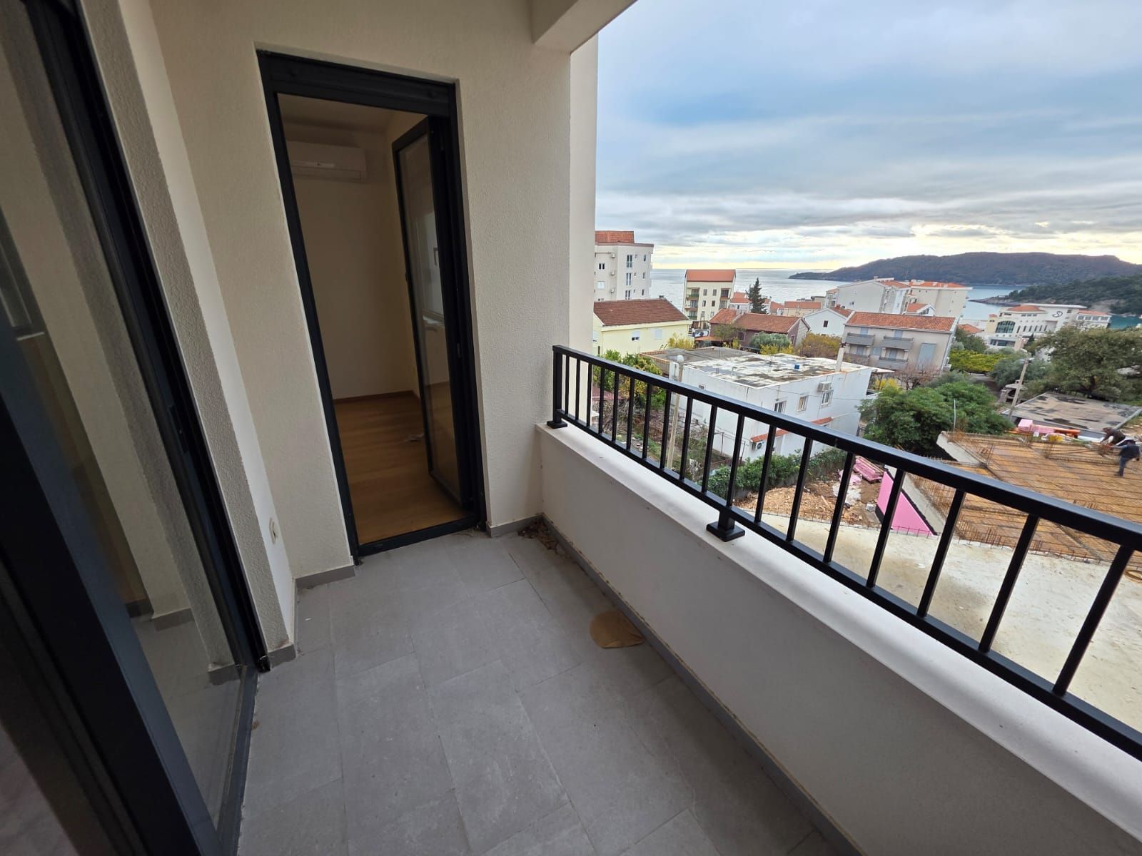 Prodaja – Nov jednosoban stan 43 m² sa pogledom na more i garaznim mestom, Bečići - Amfora Real Estate