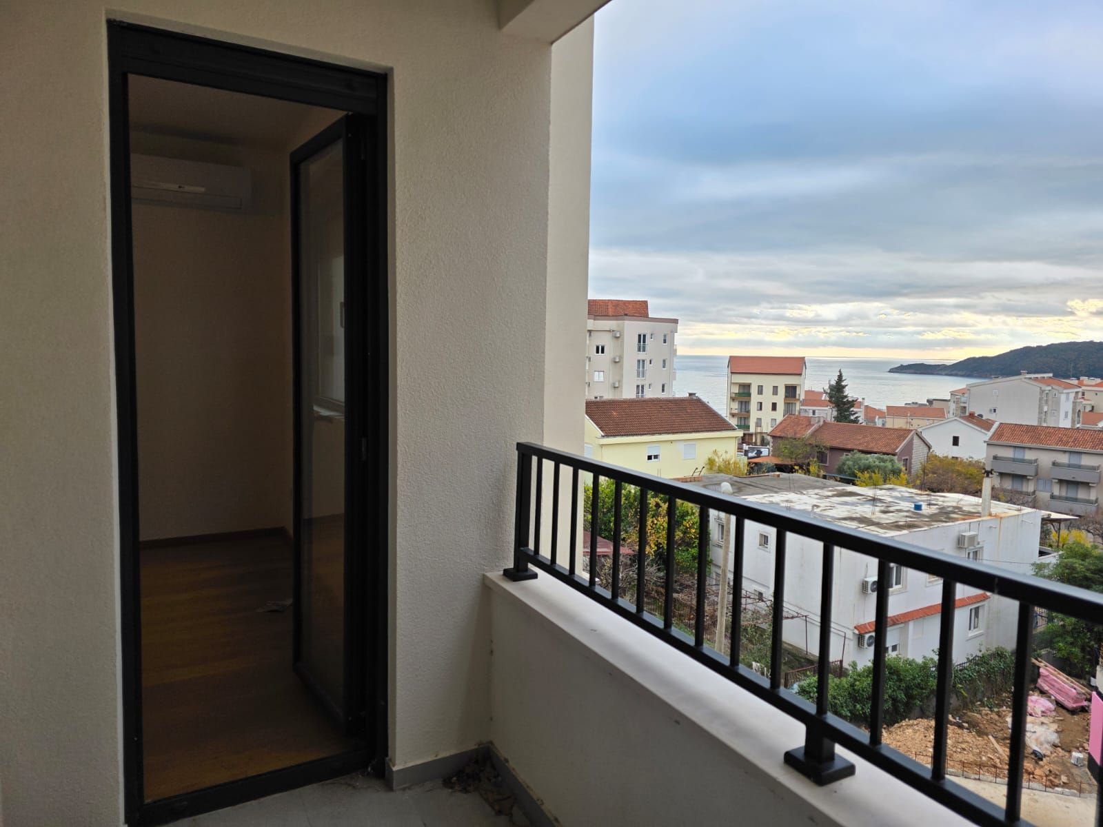 Prodaja – Nov jednosoban stan 43 m² sa pogledom na more i garaznim mestom, Bečići - Amfora Real Estate