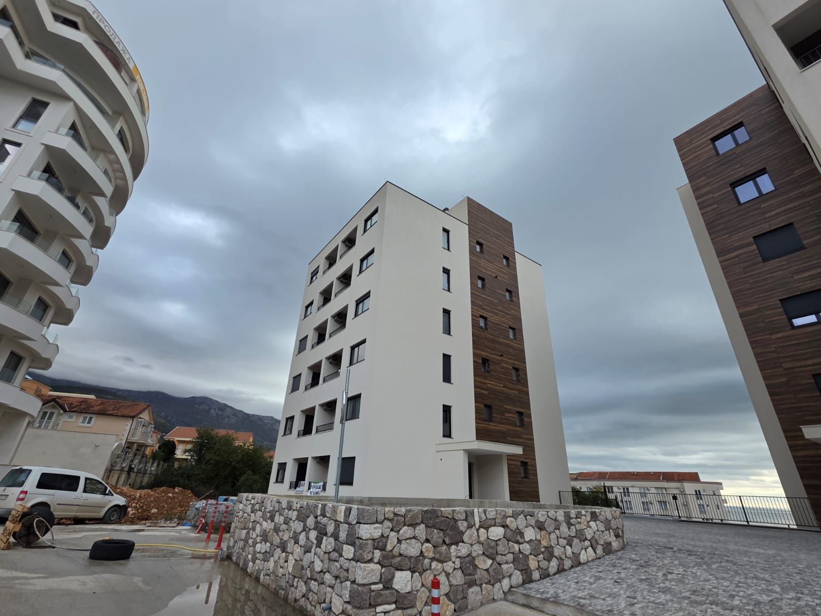 Prodaja – Nov jednosoban stan 43 m² sa pogledom na more i garaznim mestom, Bečići - Amfora Real Estate