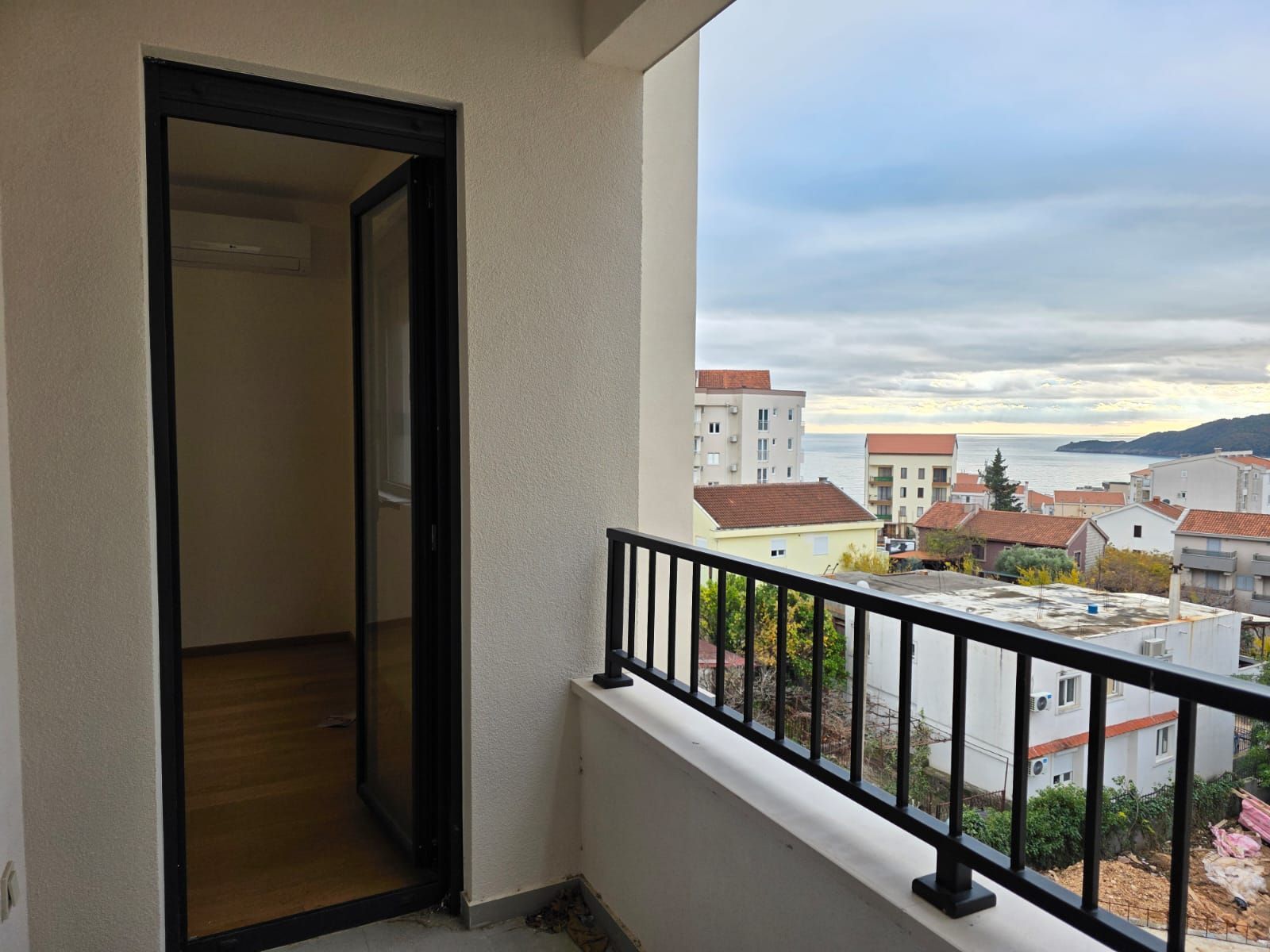 Prodaja – Nov jednosoban stan 43 m² sa pogledom na more i garaznim mestom, Bečići - Amfora Real Estate