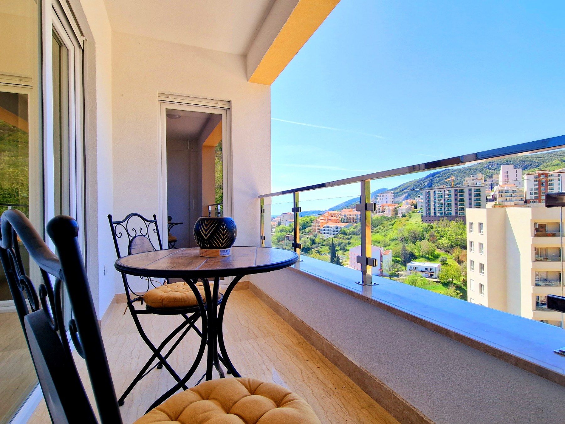 amforaproperty.com/Luksuzno opremljen jednosoban stan u Becicima (IZDAVANJE ZA JUN I JUL)
