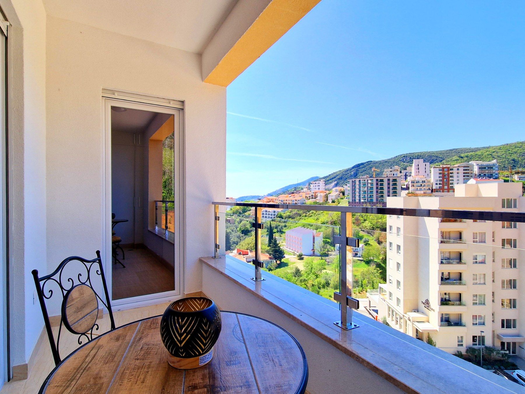 amforaproperty.com/Luksuzno opremljen jednosoban stan u Becicima (IZDAVANJE ZA JUN I JUL)