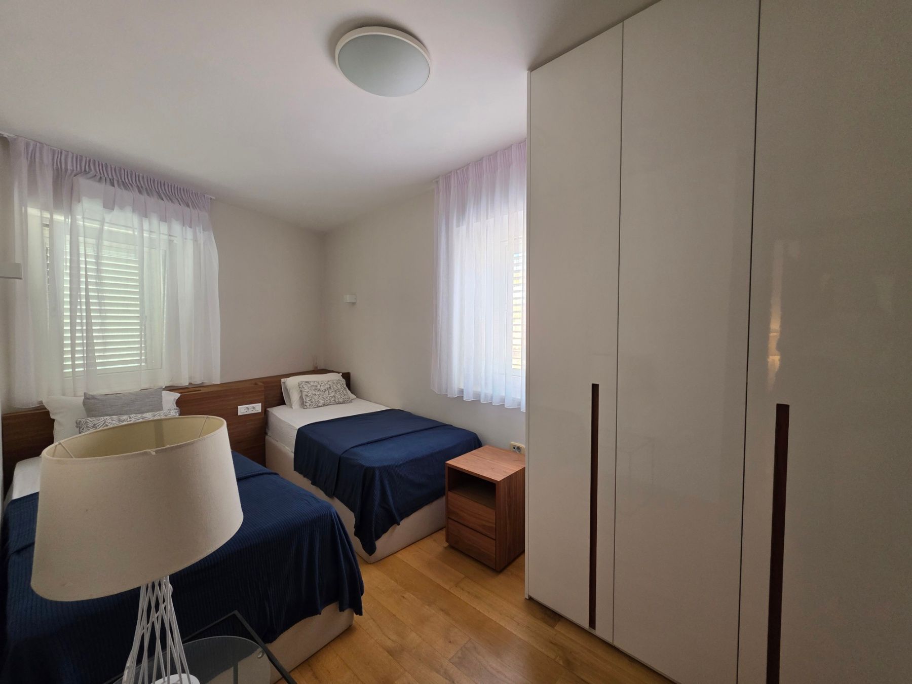 amforaproperty.com/Ekskluzivan trosoban stan za izdavanje u srcu Starog grada Budve (NA DUZI PERIOD)