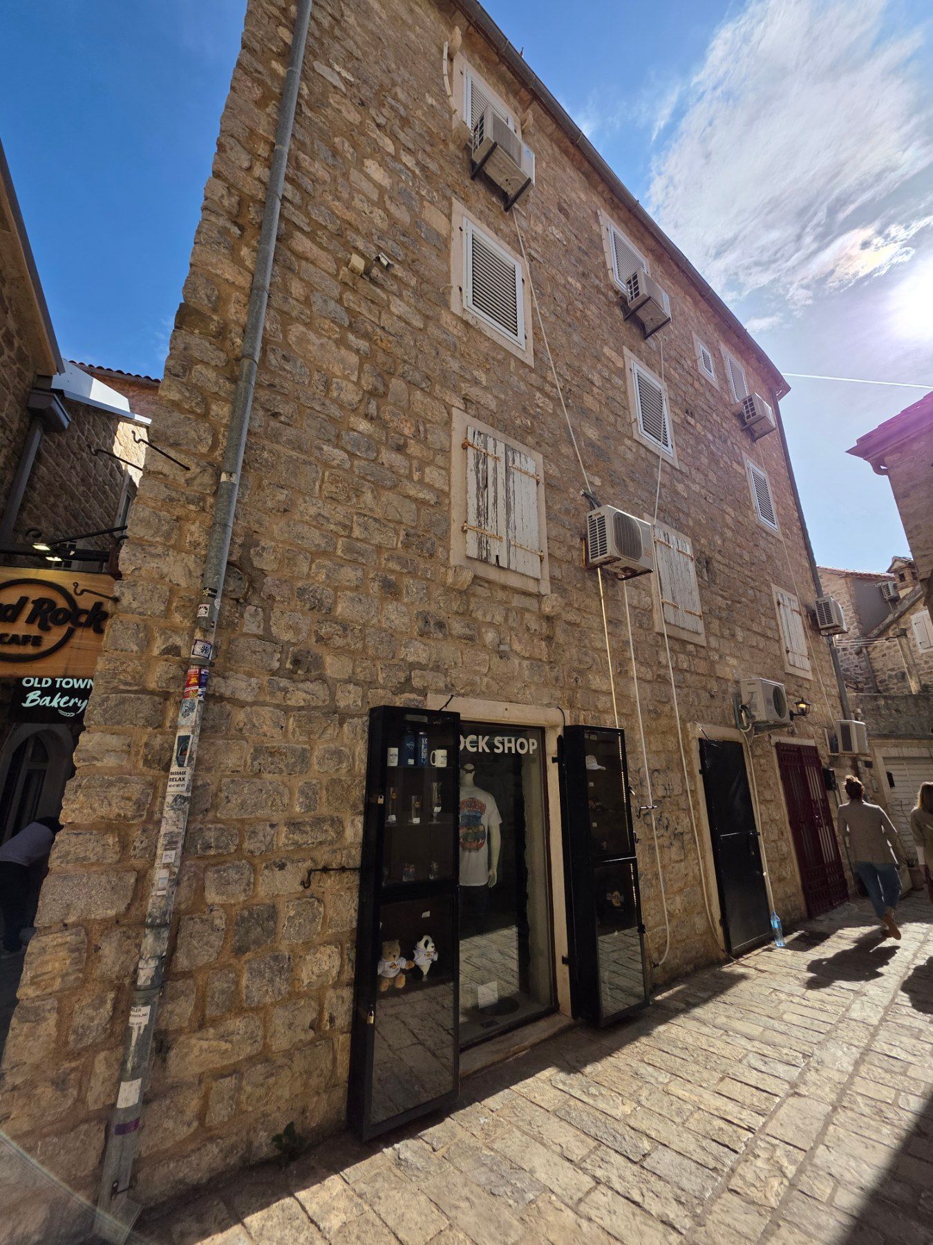 amforaproperty.com/Ekskluzivan trosoban stan za izdavanje u srcu Starog grada Budve (NA DUZI PERIOD)