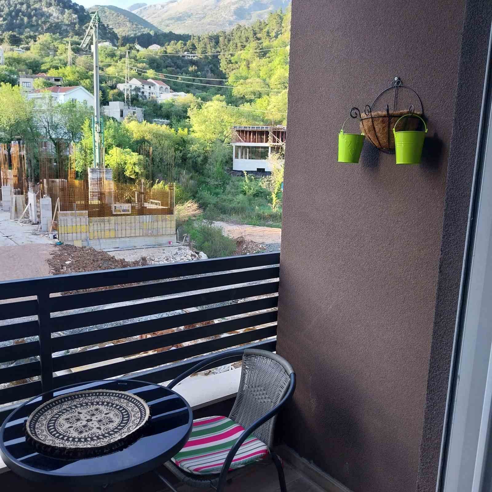 amforaproperty.com/moderno opremljen jednosoban stan ,Lazi - Budva.(NA DUZI PERIOD)