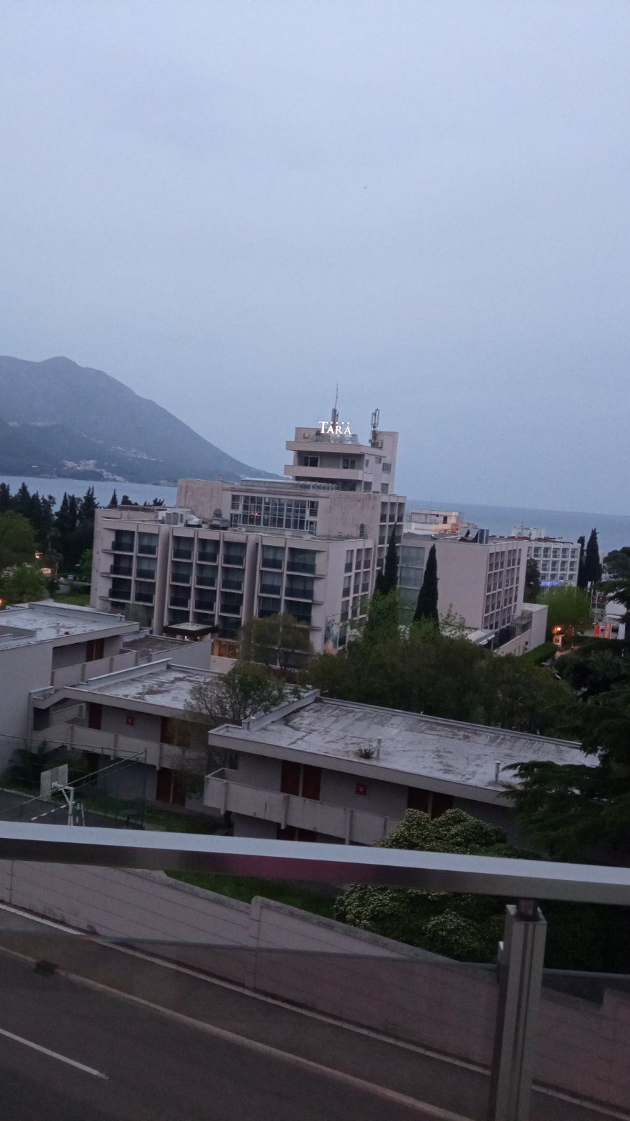 amfora/Trosoban stan sa dva parking mesta i pogledom na more na atraktivnoj lokaciji u Bečićima (NA DUZI PERIOD)