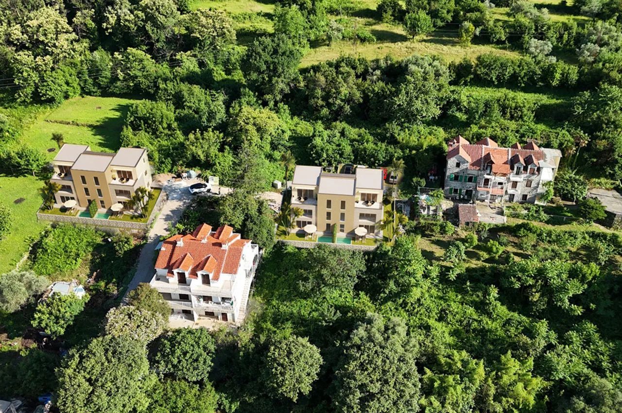 amforaproperty.com/Luksuzan dvosoban stan (55.79 m²) sa privatnim dvorištem (26 m²), bazenom i parkingom u novom kompleksu, Stoliv, 100 m od mora
