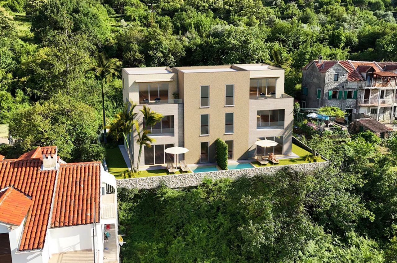 amforaproperty.com/Luksuzan dvosoban stan (55.79 m²) sa privatnim dvorištem (26 m²), bazenom i parkingom u novom kompleksu, Stoliv, 100 m od mora