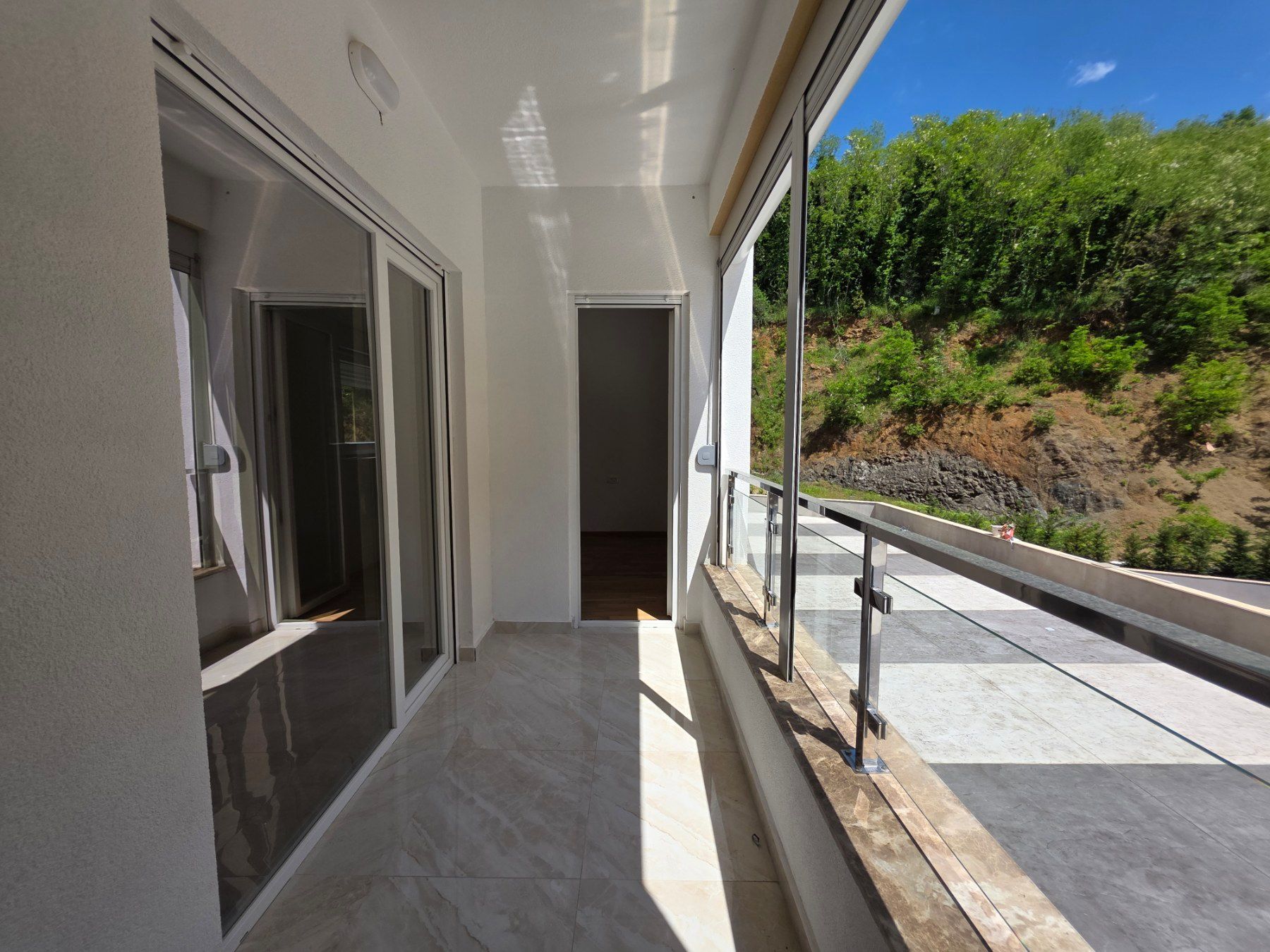 amforaproperty.com/Prodaja Jednosobnog stana 44m² sa bocnim pogledom na more u Novoj Zgradi u Bečićima – Bez 3% Poreza!