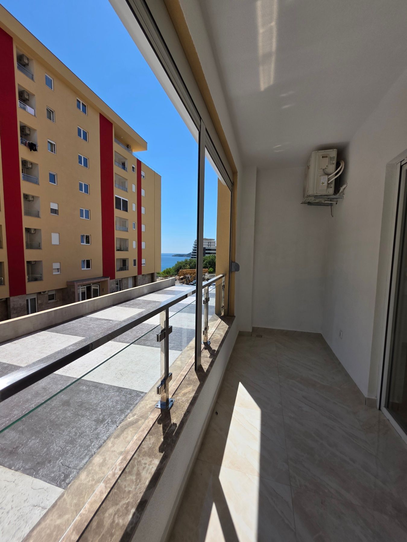 amforaproperty.com/Prodaja Jednosobnog stana 44m² sa bocnim pogledom na more u Novoj Zgradi u Bečićima – Bez 3% Poreza!