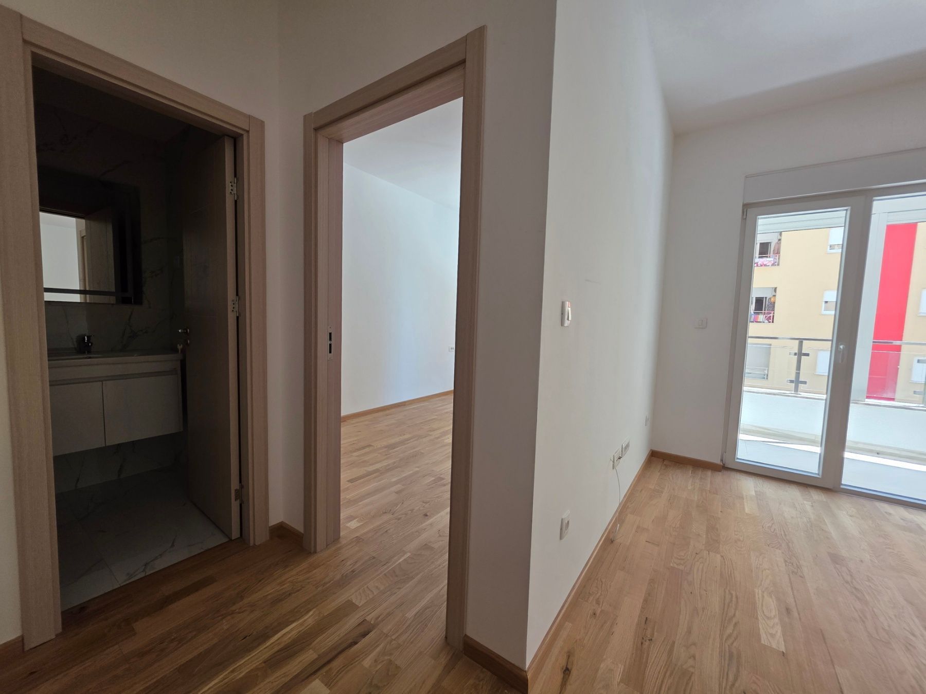 amforaproperty.com/Prodaja Jednosobnog stana 44m² sa bocnim pogledom na more u Novoj Zgradi u Bečićima – Bez 3% Poreza!