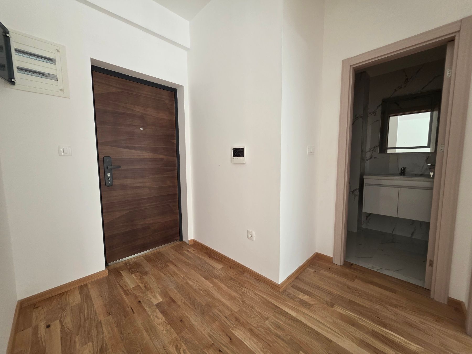 amforaproperty.com/Prodaja Jednosobnog stana 44m² sa bocnim pogledom na more u Novoj Zgradi u Bečićima – Bez 3% Poreza!