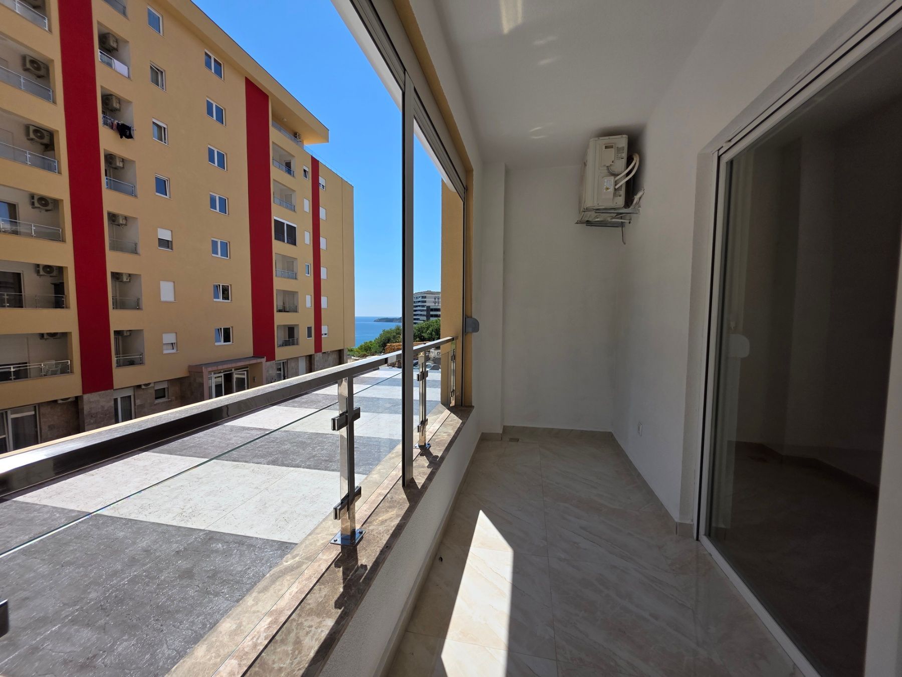 amforaproperty.com/Prodaja Jednosobnog stana 44m² sa bocnim pogledom na more u Novoj Zgradi u Bečićima – Bez 3% Poreza!