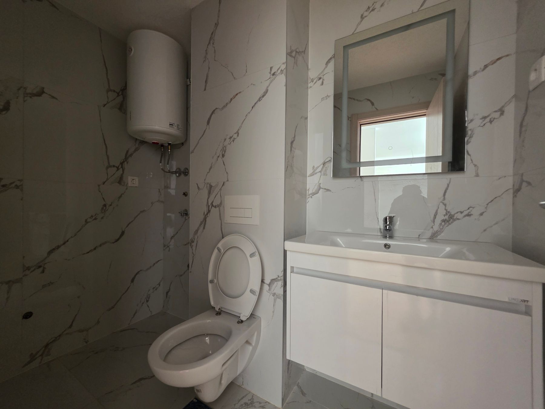 amforaproperty.com/Prodaja Jednosobnog stana 44m² sa bocnim pogledom na more u Novoj Zgradi u Bečićima – Bez 3% Poreza!
