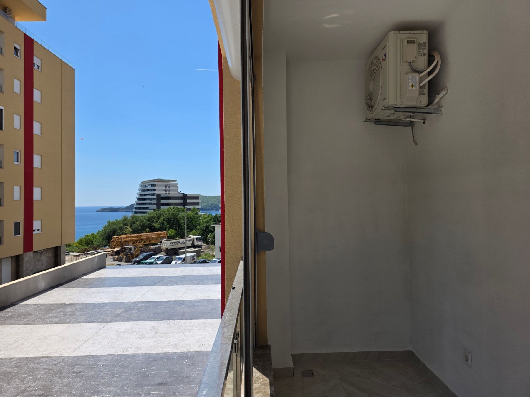 amforaproperty.com/Prodaja Jednosobnog stana 44m² sa bocnim pogledom na more u Novoj Zgradi u Bečićima – Bez 3% Poreza!