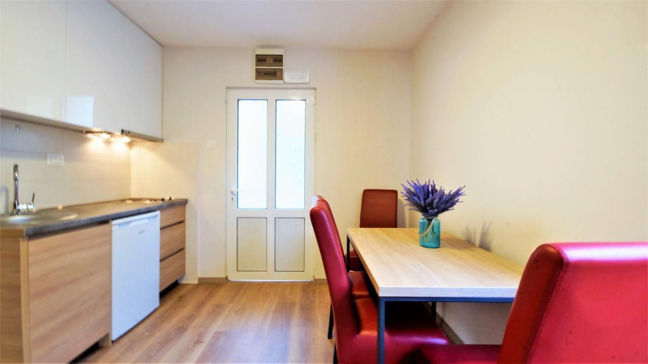 amforaproperty.com/Boreti, Budva-Moderno opremljen jednosoban apartman (NA DUZI PERIOD)