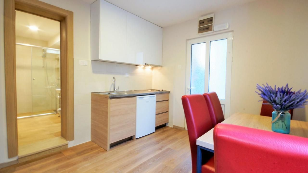 amforaproperty.com/Boreti, Budva-Moderno opremljen jednosoban apartman (NA DUZI PERIOD)