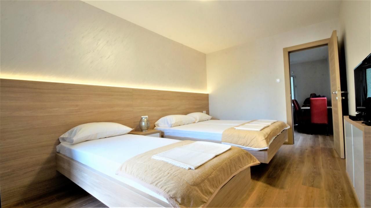 amforaproperty.com/Boreti, Budva-Moderno opremljen jednosoban apartman (NA DUZI PERIOD)