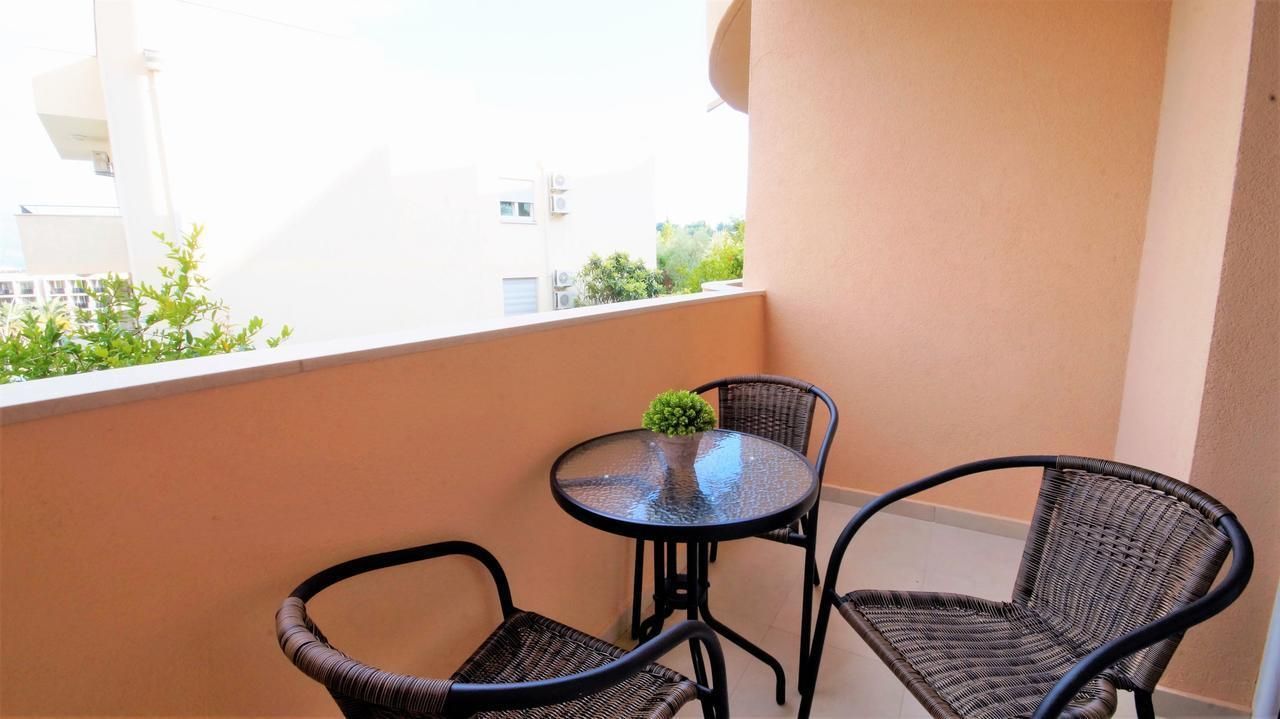 amforaproperty.com/Boreti, Budva-Moderno opremljen jednosoban apartman (NA DUZI PERIOD)