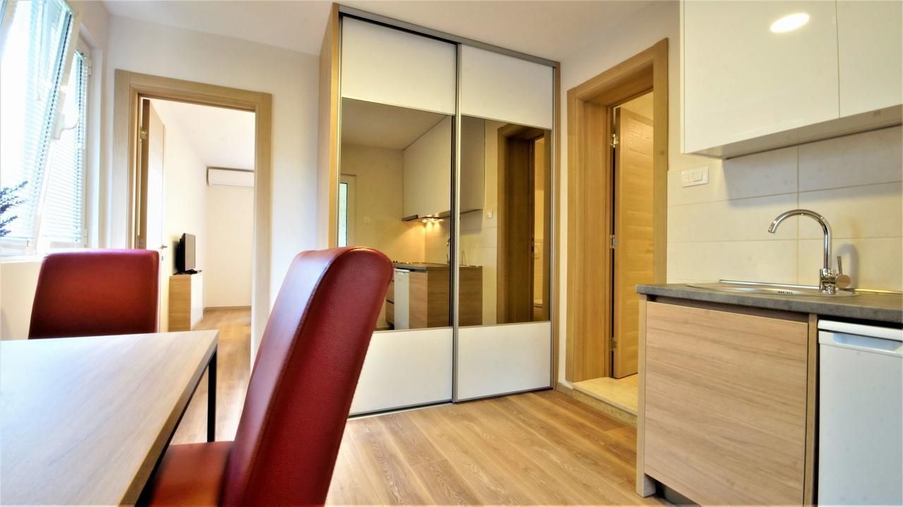 amfora/Boreti, Budva-Moderno opremljen jednosoban apartman (NA DUZI PERIOD)